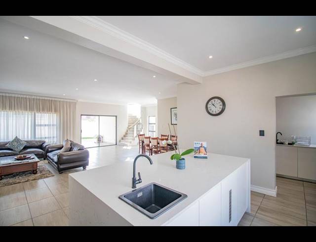 4 BEDROOM HOUSE FOR SALE IN BLUE VALLEY GOLF ESTATE